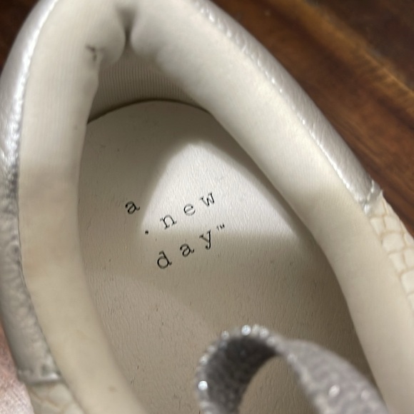 A New Day cream beige Metallic silver fashion sneakers size 8.5 - Picture 7 of 12